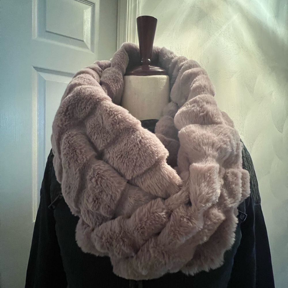 Ann Taylor Faux Fur Scarf in Soft Mauve